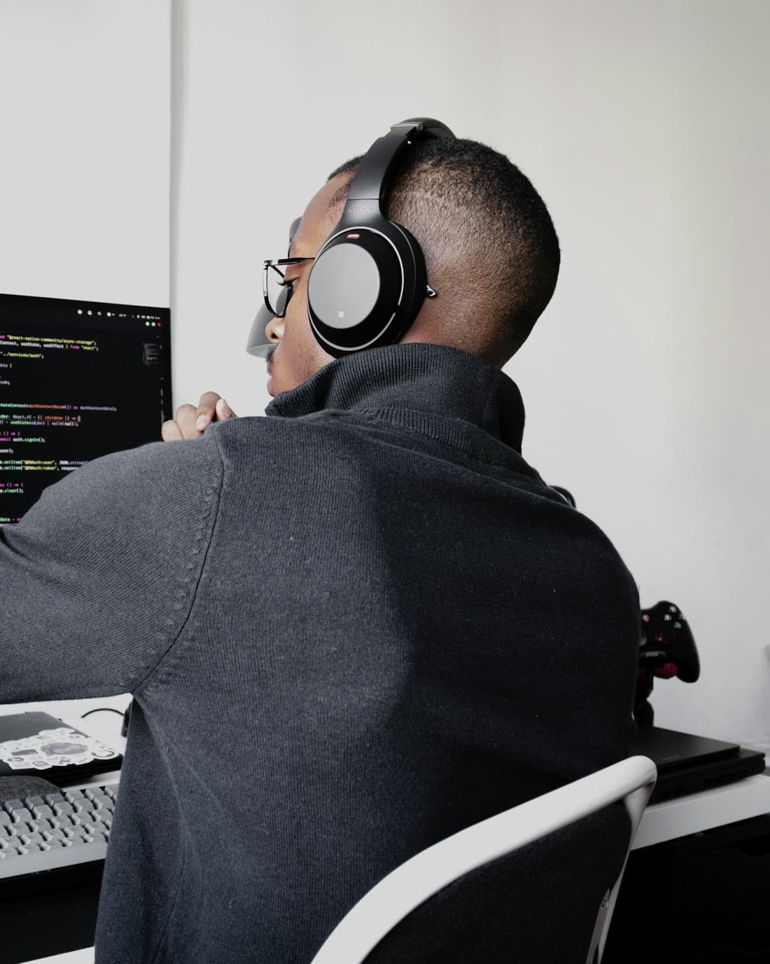 Desarrollador de POYQO programando con auriculares